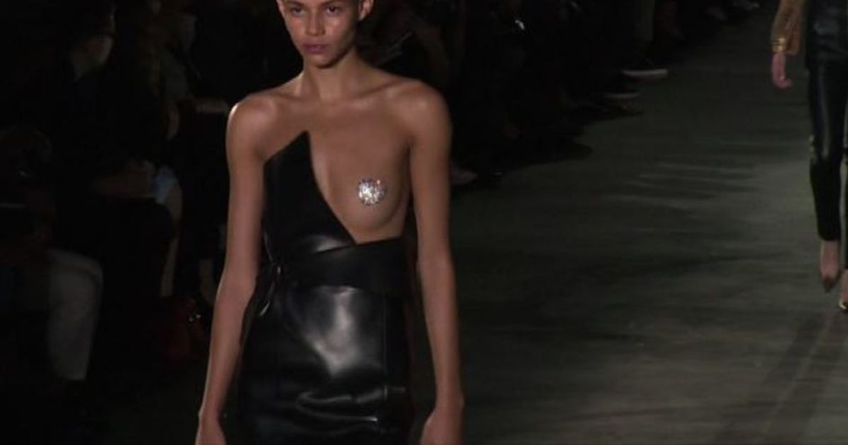 Moda, a Parigi sfila Yves Saint Laurent in versione Vaccarello