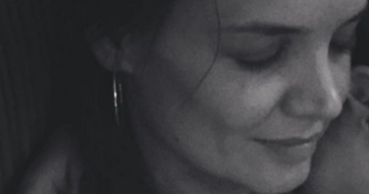 Katie Holmes pubblica tenere foto di Suri: il suo “Little Angel”