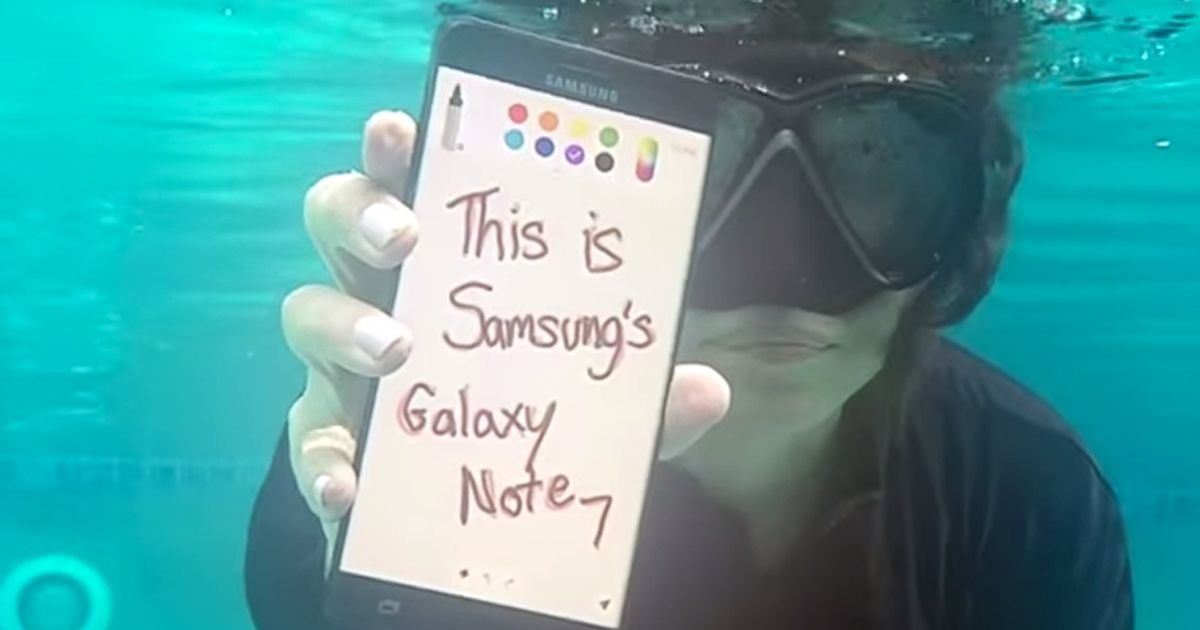 Lo stress-test del Note 7 sott’acqua immerso nella piscina