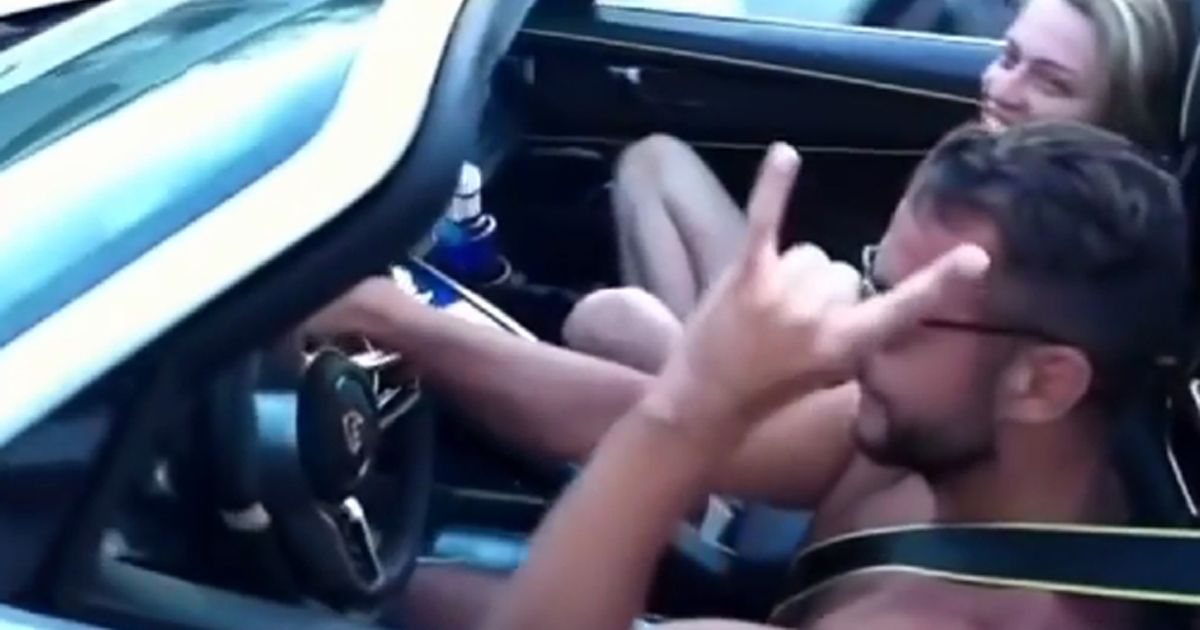 Si schianta con una Porsche 918 Spyder per far bella figura