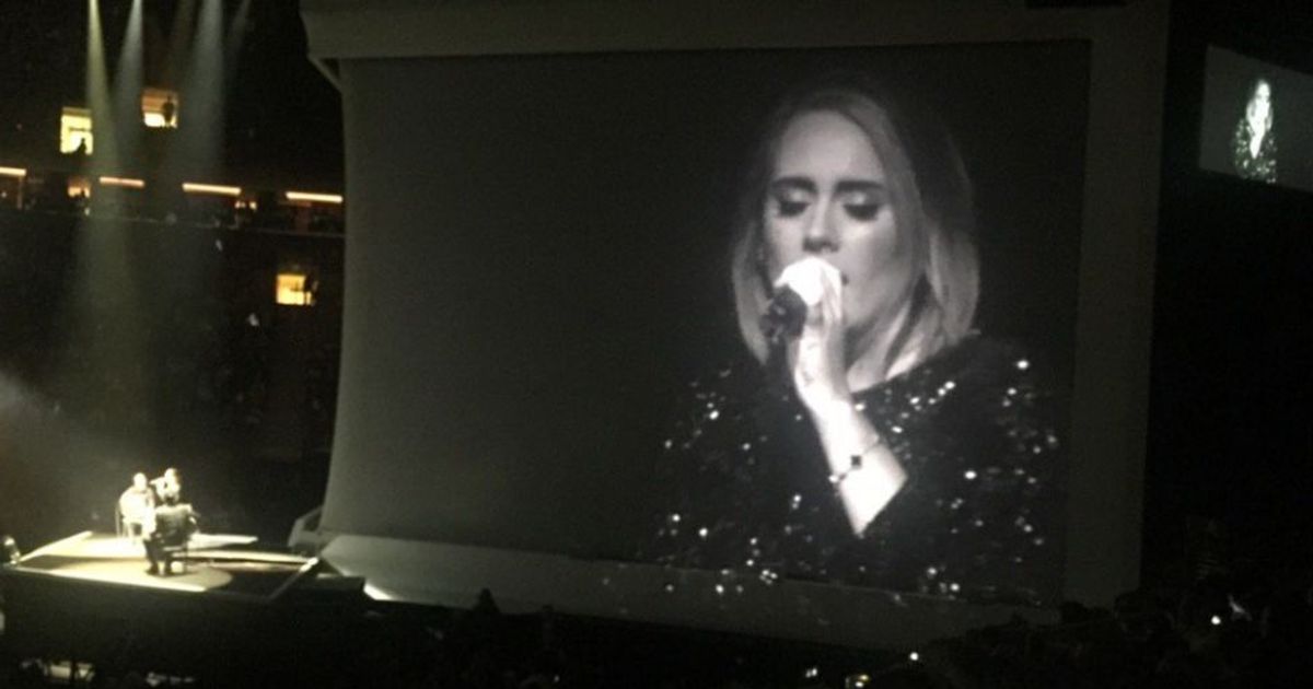 Adele dedica il concerto di NY ai Brangelina: “E’ la fine di un’era”