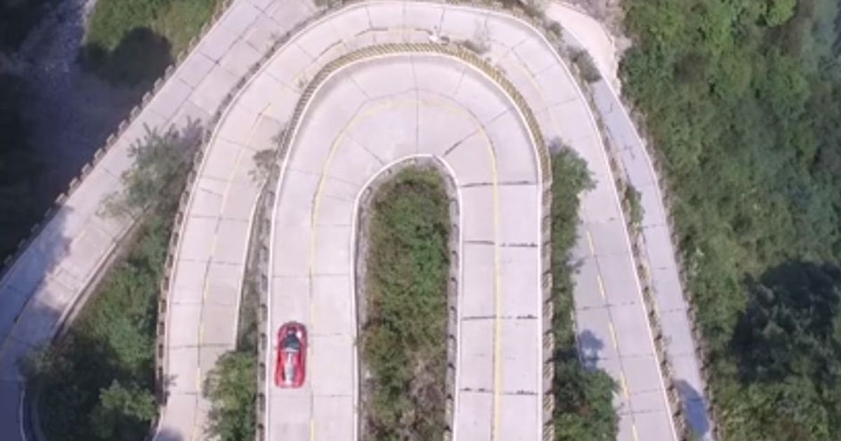 La scalata da record delle 99 curve a bordo della sua Ferrari