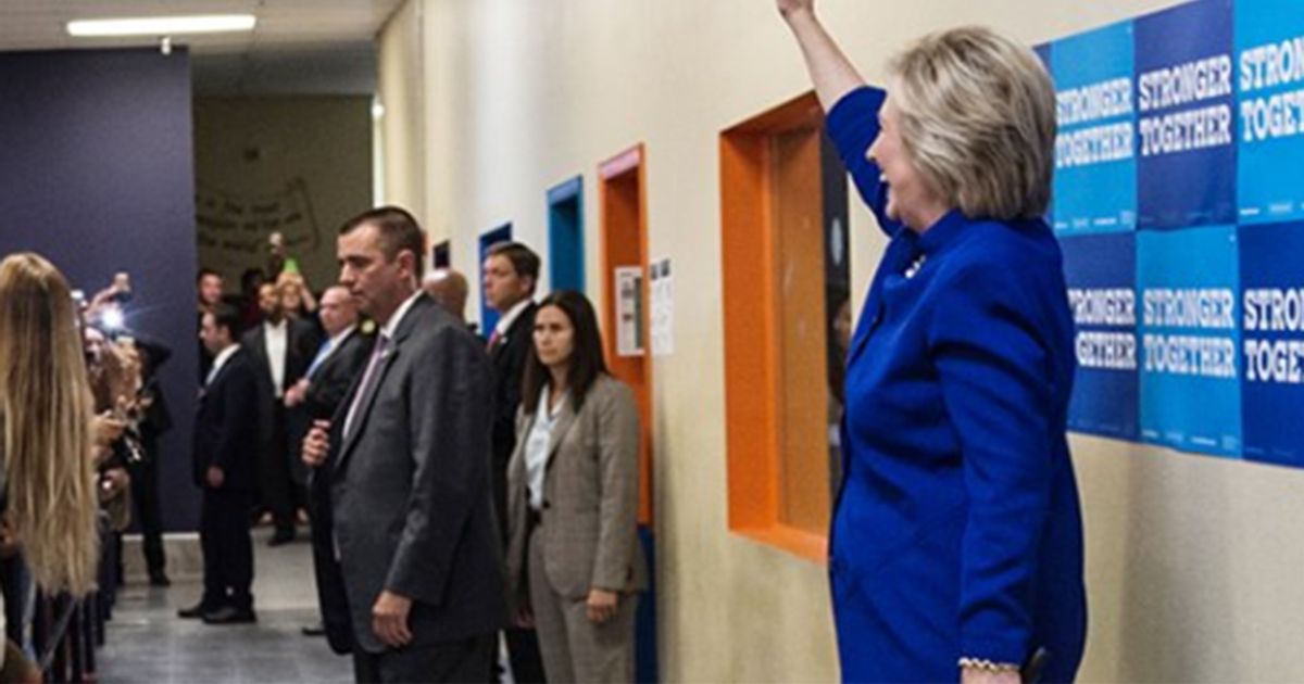 Selfie di massa dei millennials assieme a Hillary Clinton