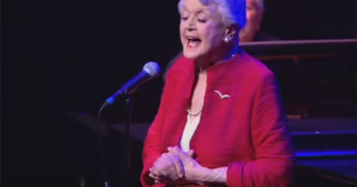 ‘La signora in giallo’ torna a cantare ‘La Bella e la Bestia’