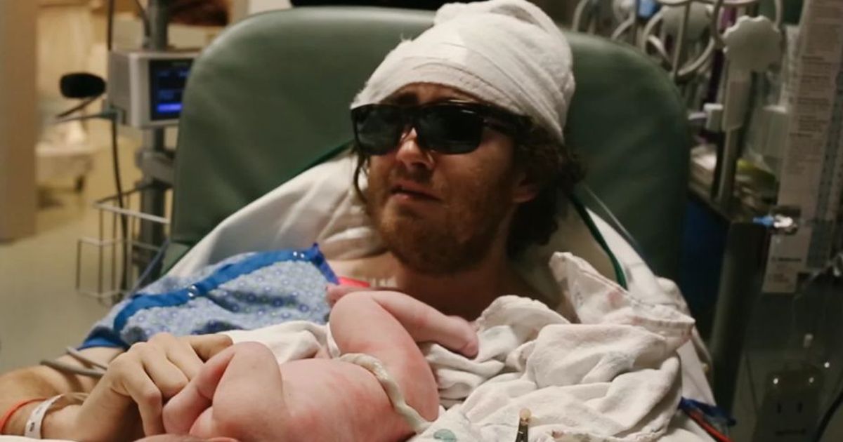 Questo papà viene trasferito dal reparto di terapia intensiva alla sala parto