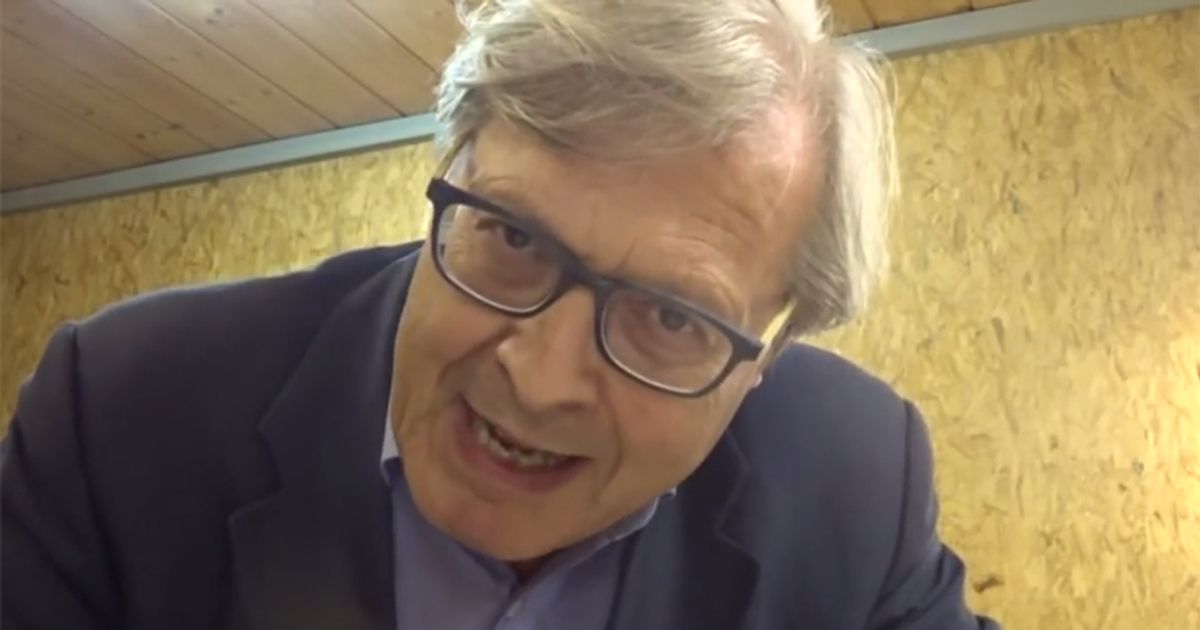 Vittorio Sgarbi furioso più che mai per i bagni nell’aereo