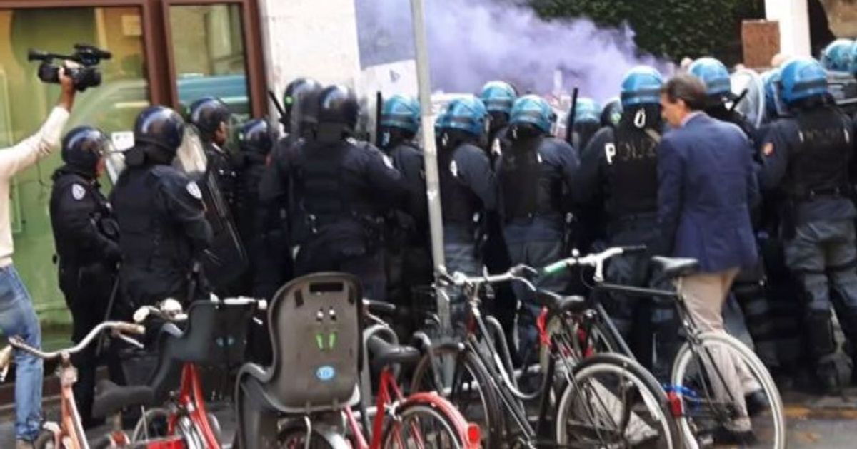 Salvini contestato a Padova: lanci di uova e striscioni