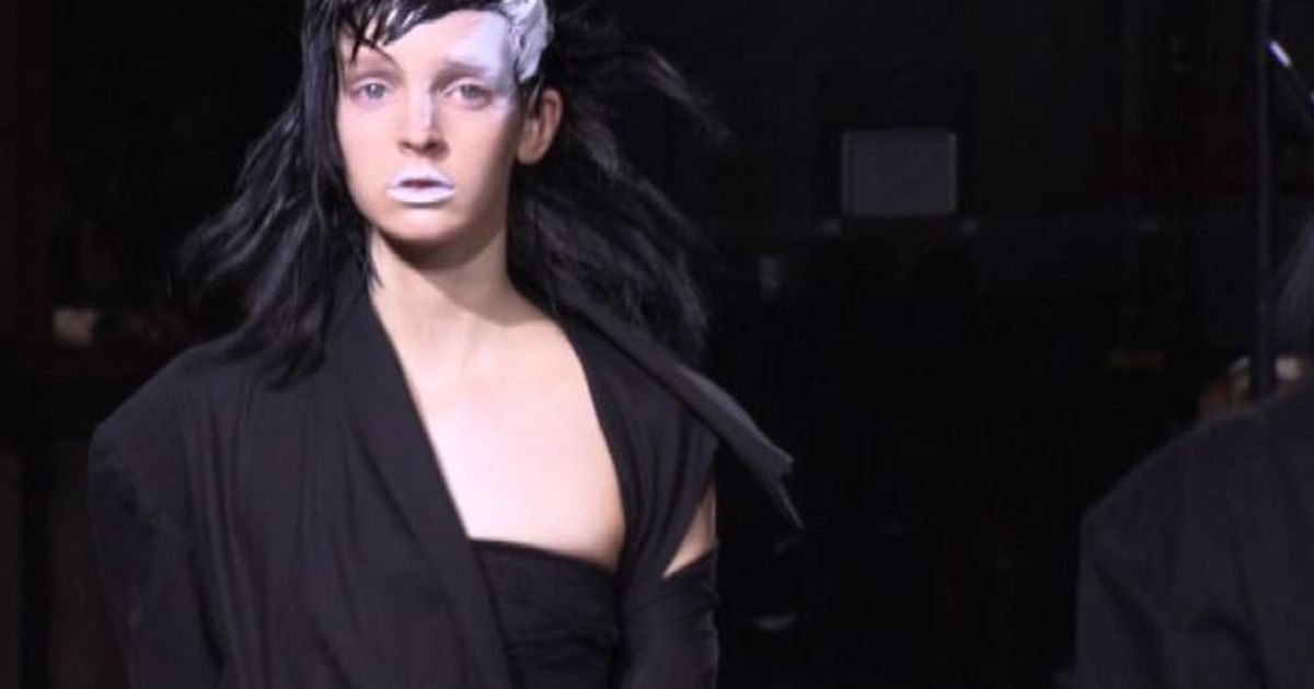 Moda Parigi, le asimmettrie in nero di Yohji Yamamoto