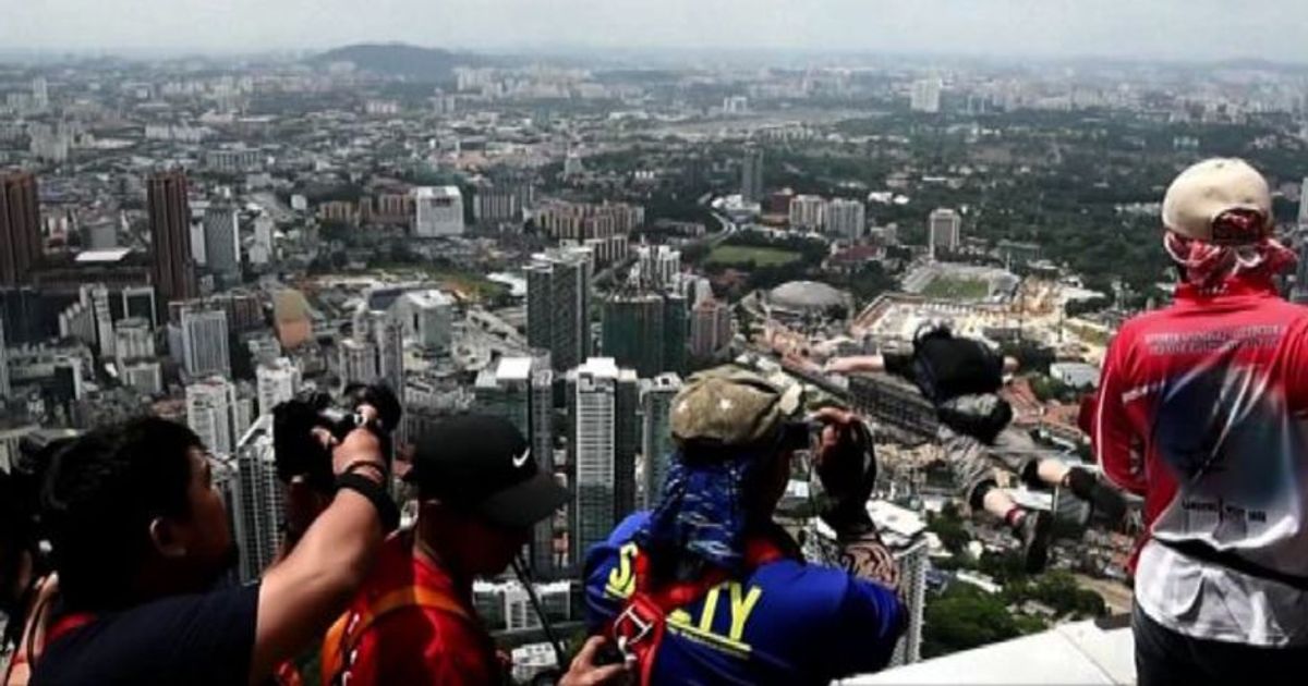 Il volo dei basejumper dai 335 metri della Kuala Lumpur Tower