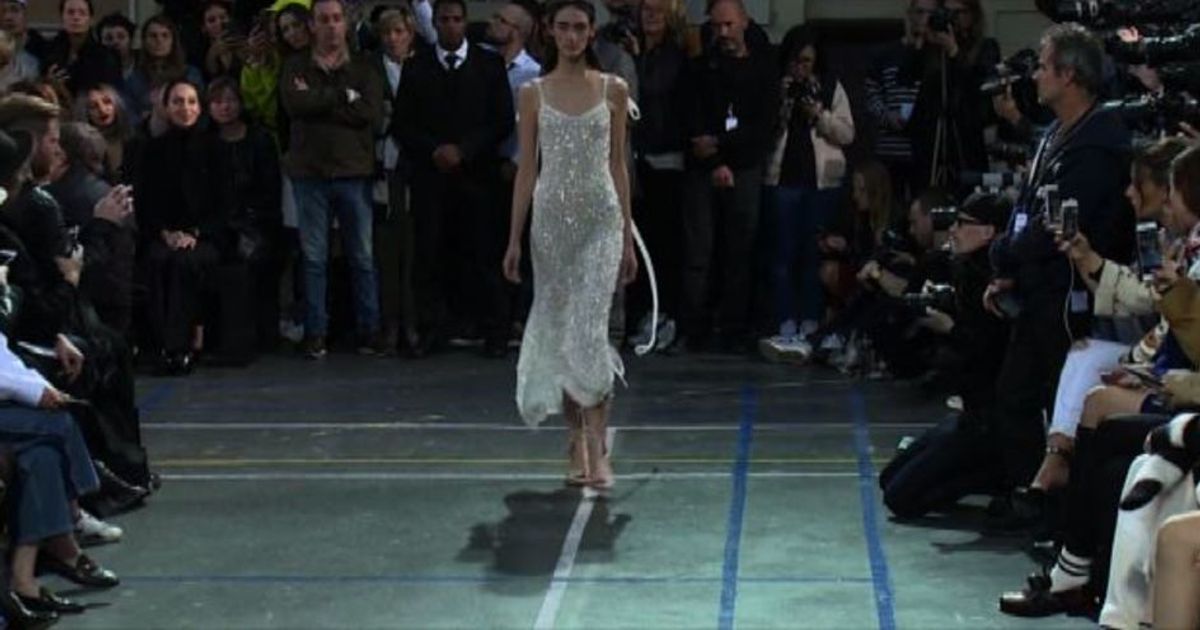 Moda Parigi, trasparenze, pizzi e sensualità da John Galliano