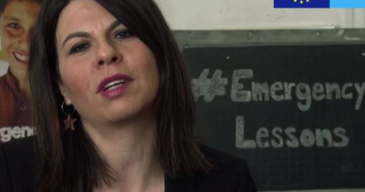 Geppi Cucciari con #EmergencyLessons per l’istruzione dei bambini