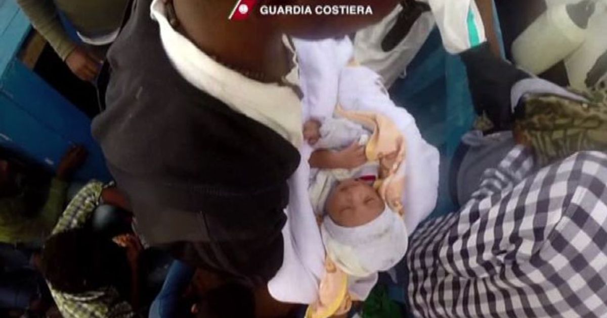 Immigrati, nati 3 bambini su una nave della Guardia costiera