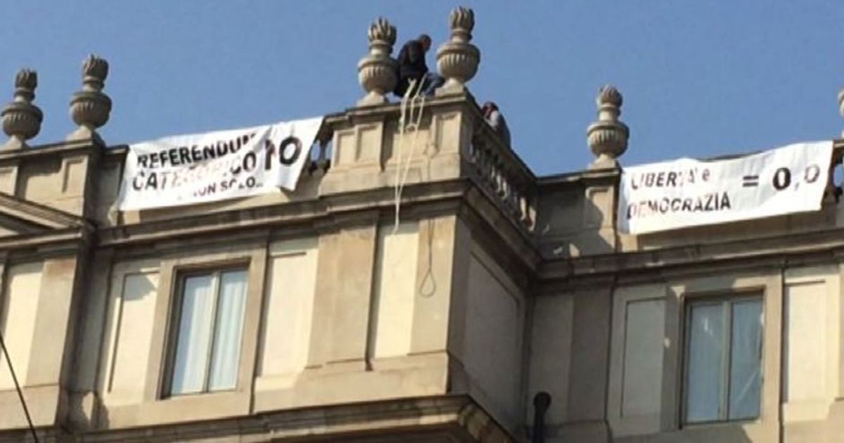 Uomo sale sul tetto della Scala: striscioni contro il referendum