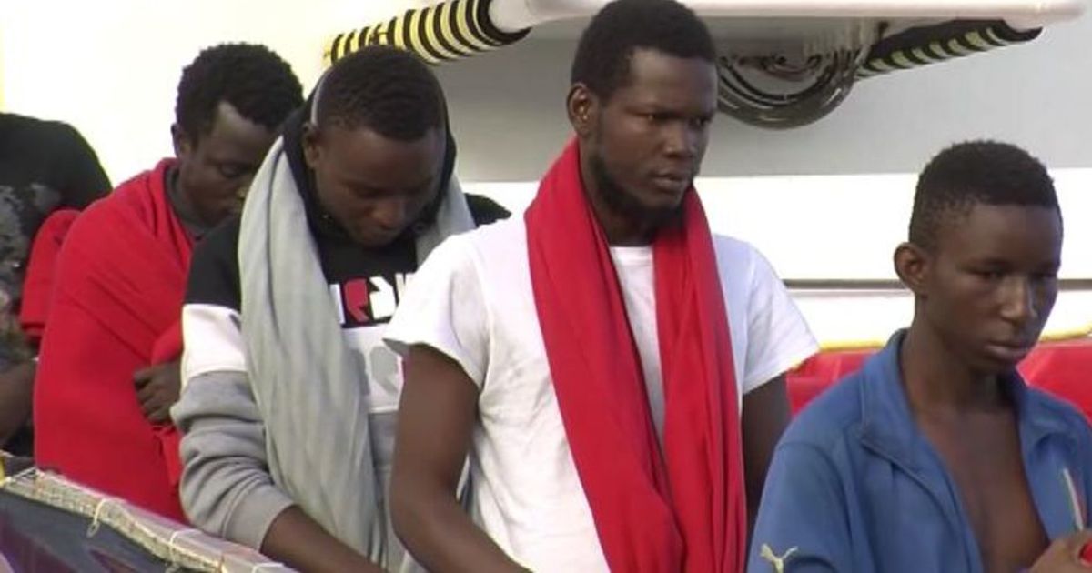 A Corigliano Calabro approda nave Phoenix con 415 migranti