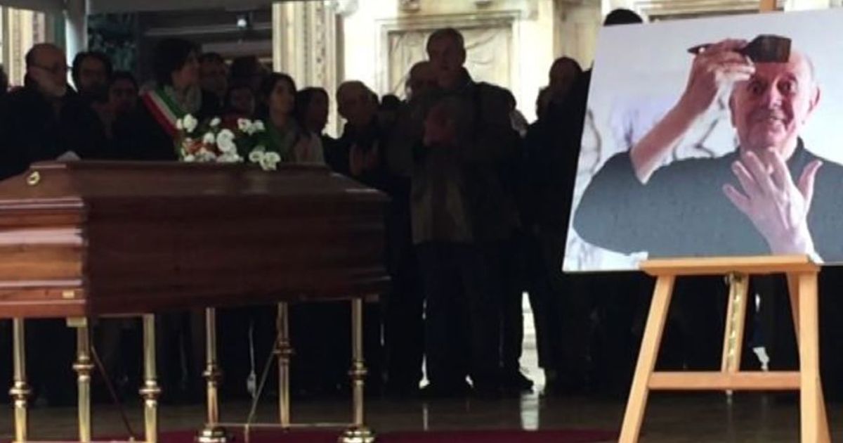 Funerale Dario Fo, l’arrivo del corteo in piazza Duomo a Milano