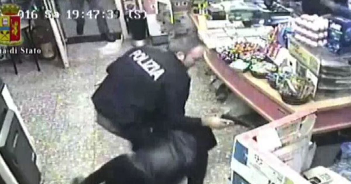 Rapinatori in tabaccheria, in un video l’aggressione e l’arresto