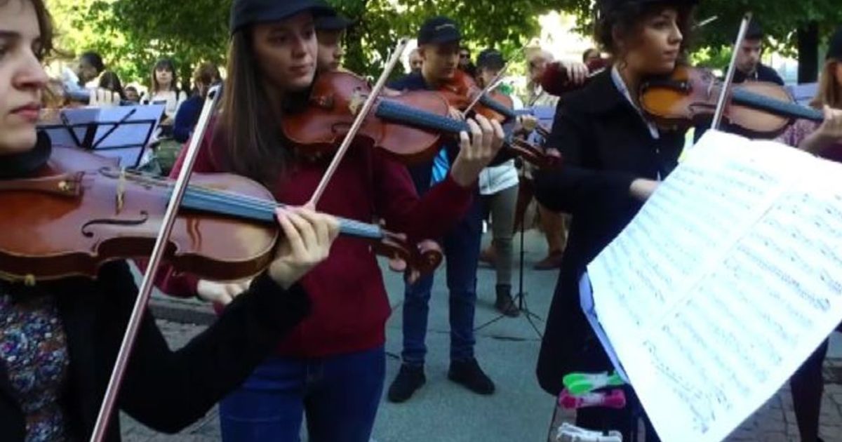 Concerto a sorpresa in piazza Scala: flash mob American Express