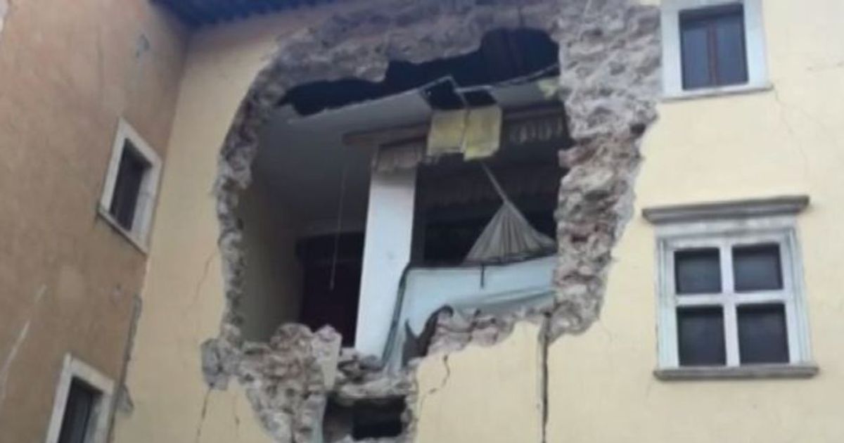 Dentro la zona rossa di Visso, voragine nel teatro comunale