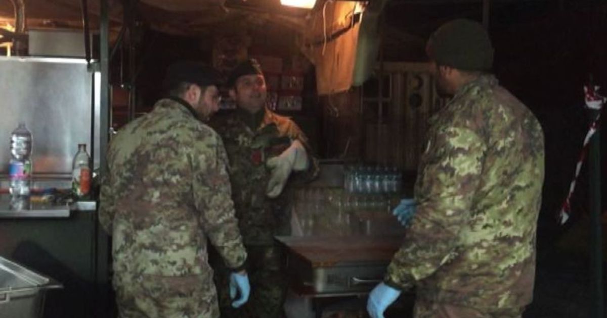 Prima notte nella tendopoli a Visso, cucina mobile dell’Esercito