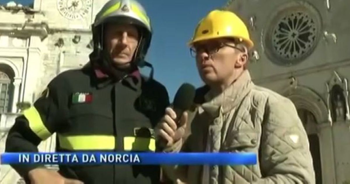 Sisma crollo in diretta su Tv2000 a Norcia dopo una scossa