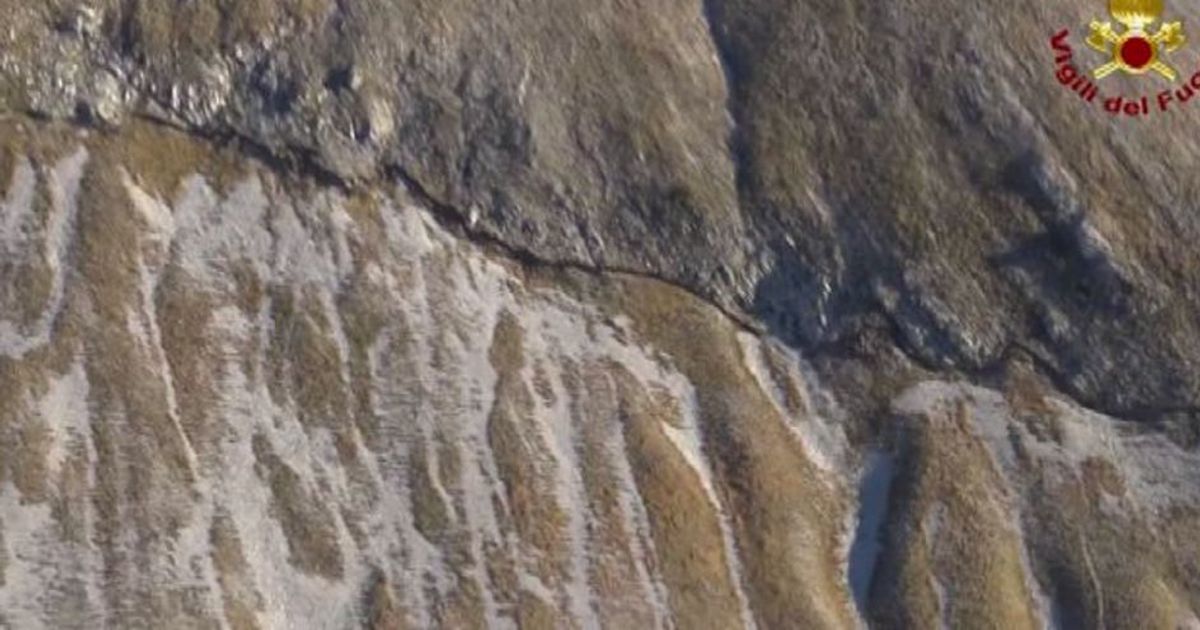 Sisma, la frattura sul monte Redentore a Castelluccio di Norcia