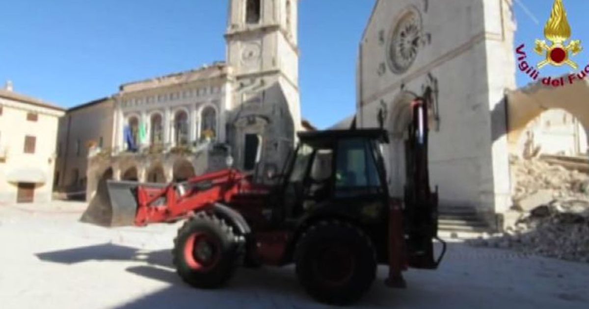 Sisma, Vigili del fuoco al lavoro nel cuore di Norcia