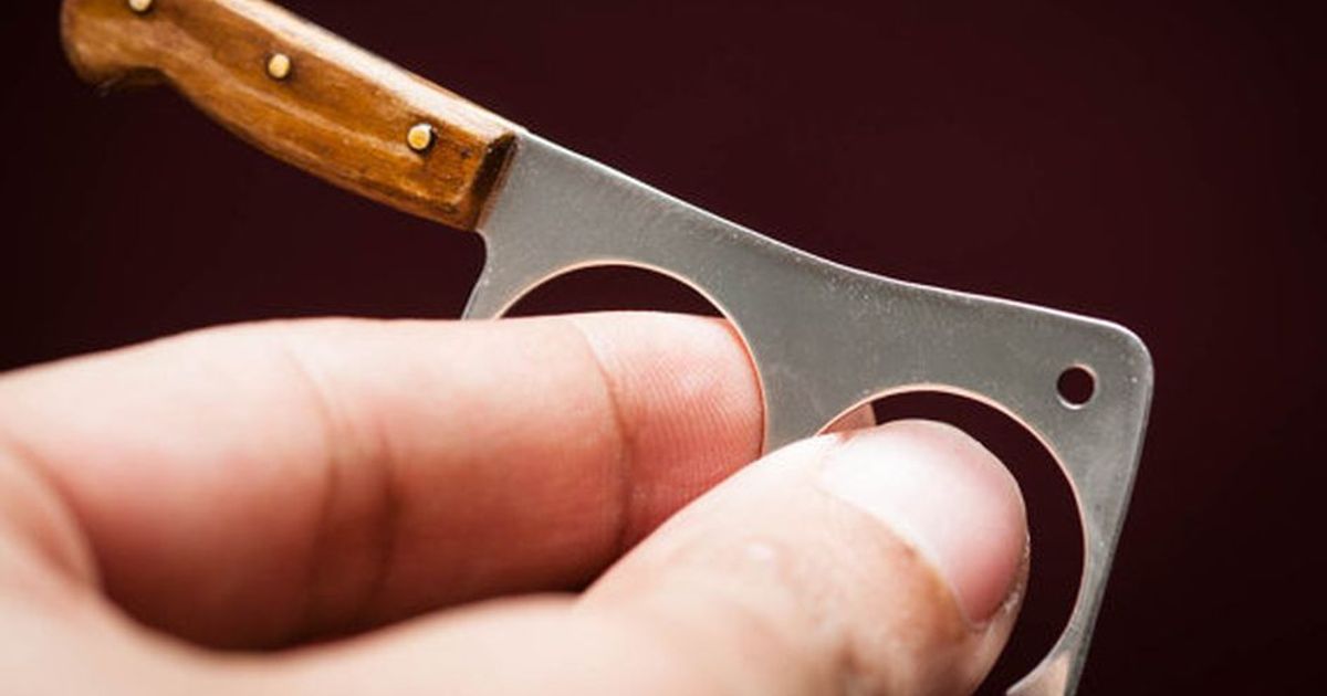 L’anello a forma di mannaia: immancabile per la notte di Halloween