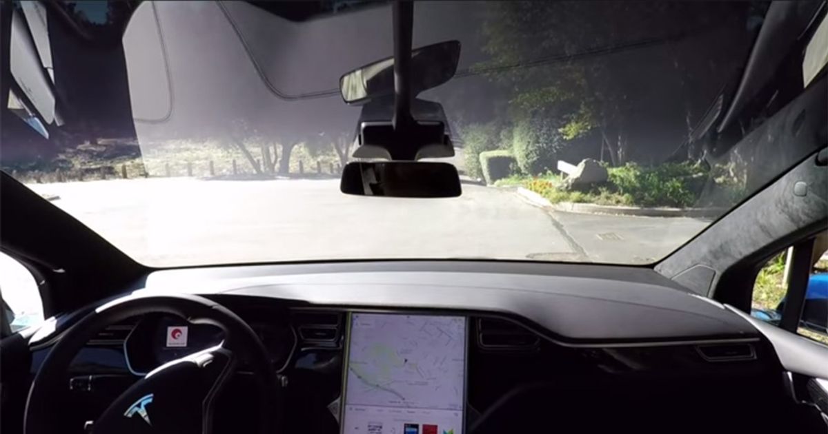 Il nuovo Autopilot di Tesla. L’auto che si guida da sola!