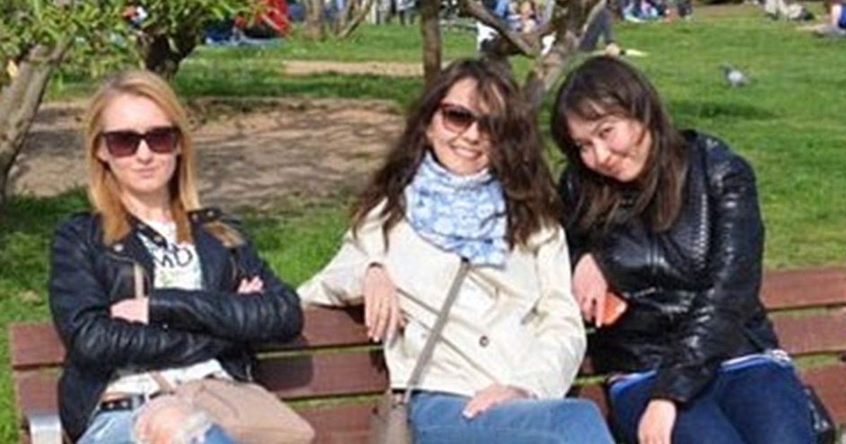 La foto di queste ragazze su una panchina nel parco ha qualcosa di strano