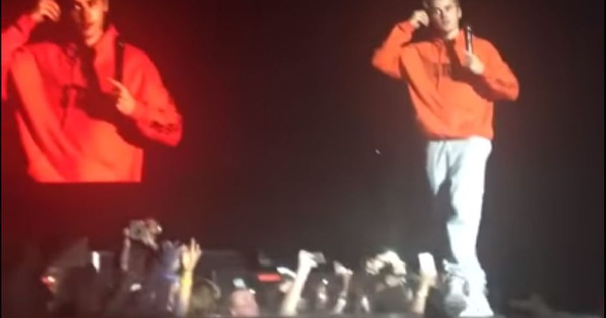 Justin Bieber getta il microfono e abbandona il palco: “Fan maleducati”
