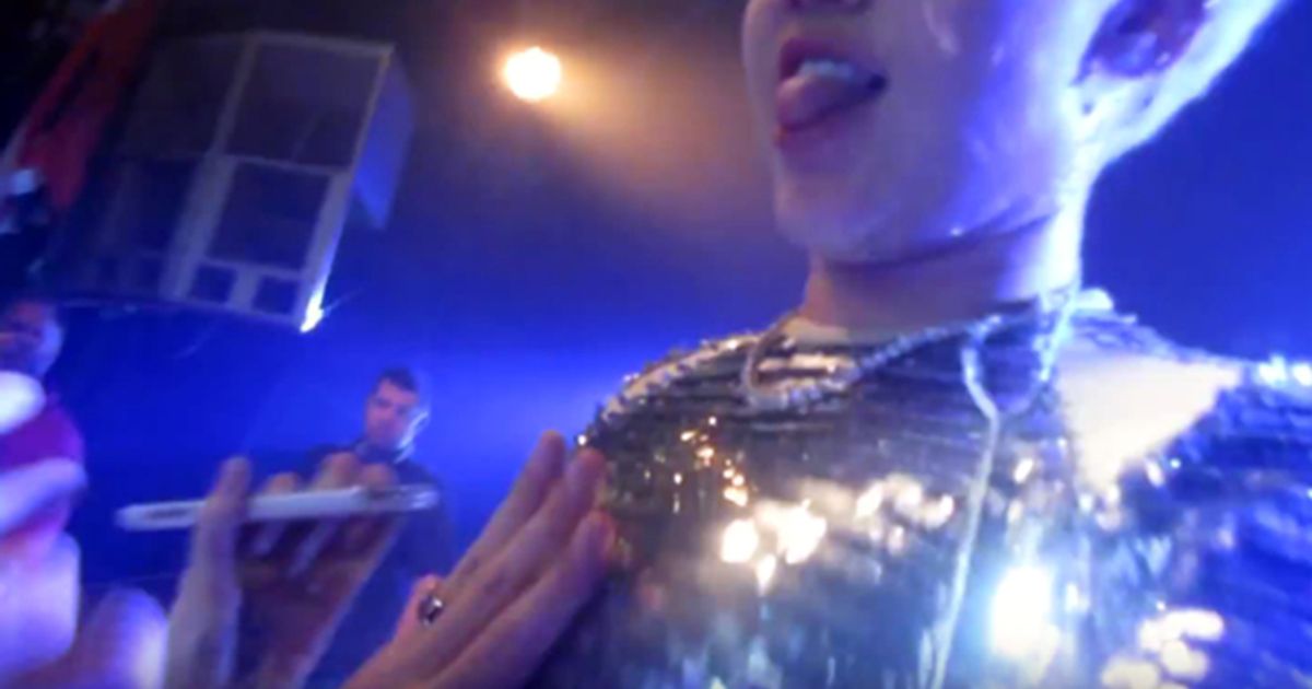 Scandalosa? Miley Cyrus si lascia toccare dai fan