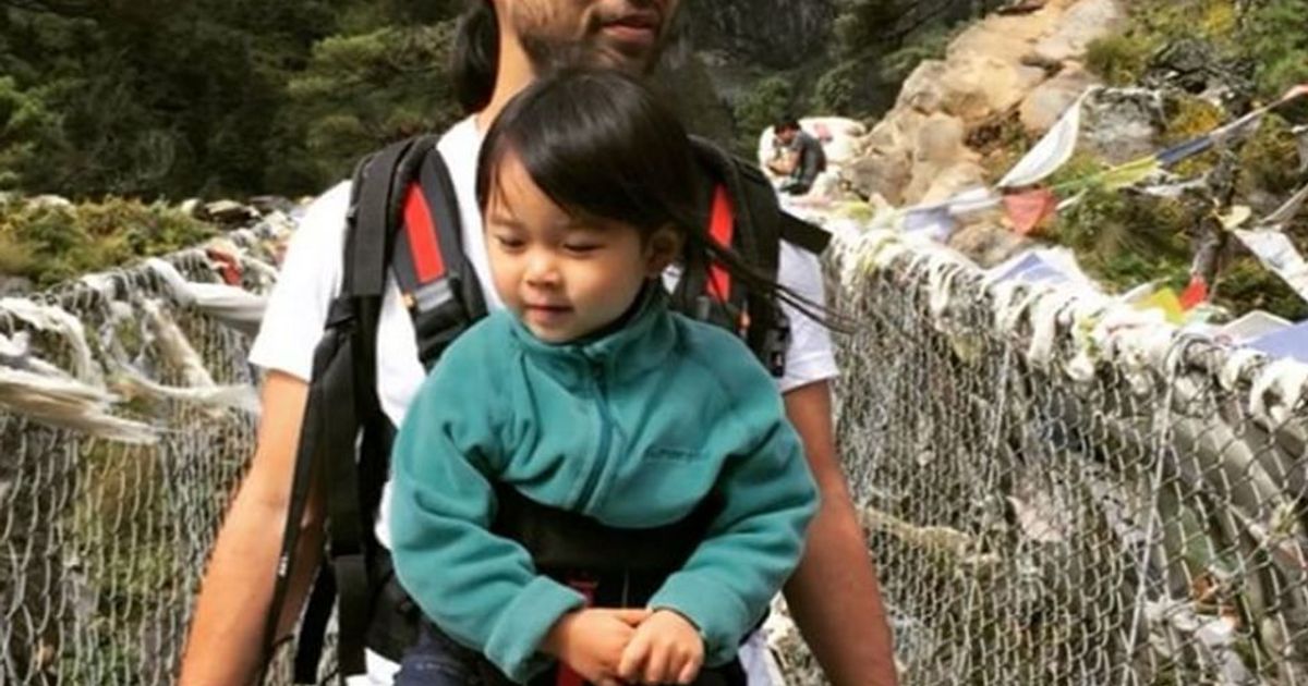 Percorre l’Everest con la figlia di 3 anni: “Non siate genitori iperprotettivi”