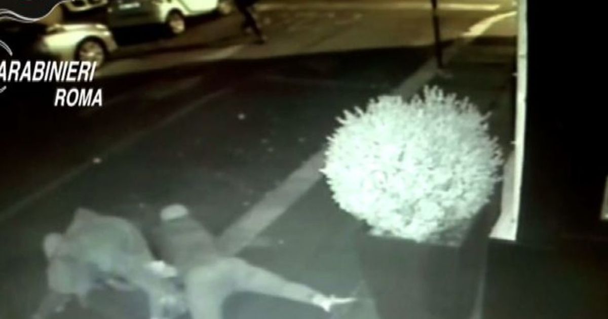 Turista rapinato vicino Termini, arancia in bocca per non urlare