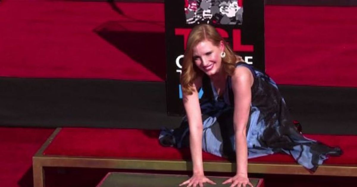 Mani e piedi di Jessica Chastain al Chinese Theatre di Hollywood