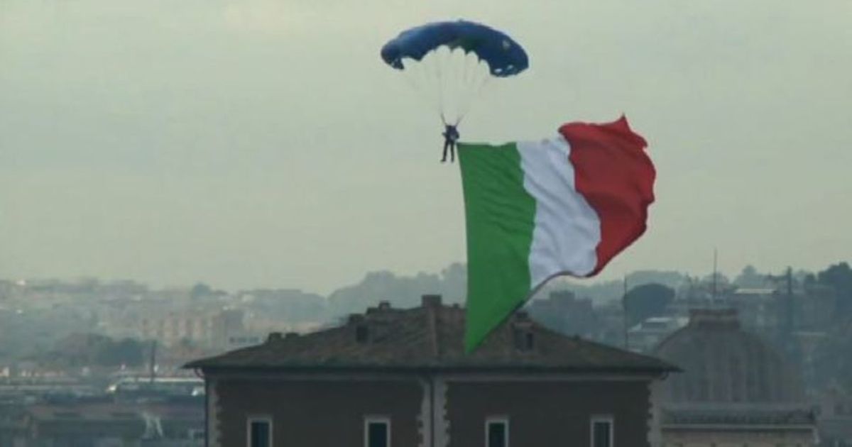4 novembre, paracadutista con tricolore atterra a Piazza Venezia