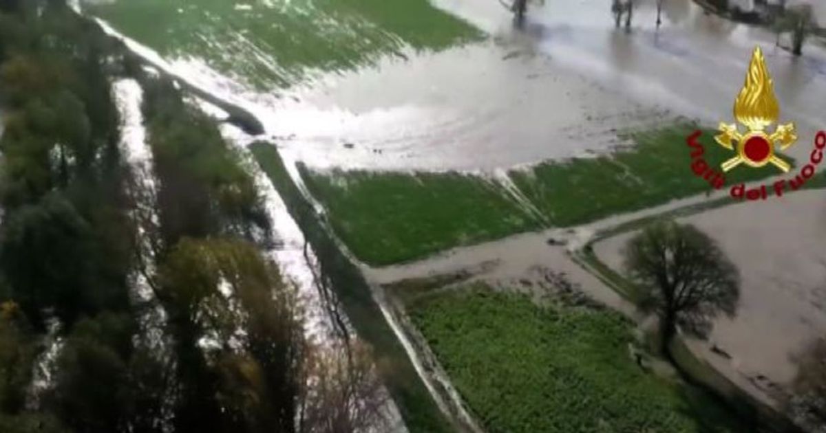 Maltempo, le campagne di Arezzo allagate viste dall’elicottero