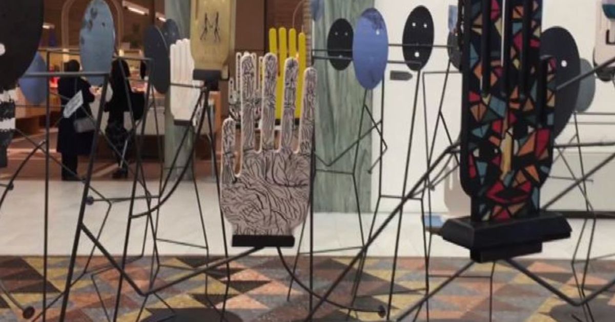 La Mano: da Mimmo Paladino a 54 artisti, creatività e sociale