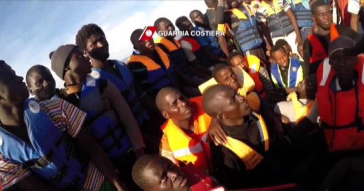 Guardia Costiera salva 120 migranti a bordo di un gommone