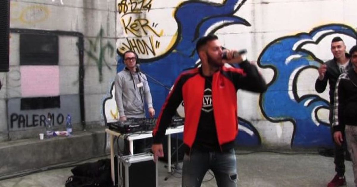 Emis Killa canta in carcere con i detenuti di San Vittore