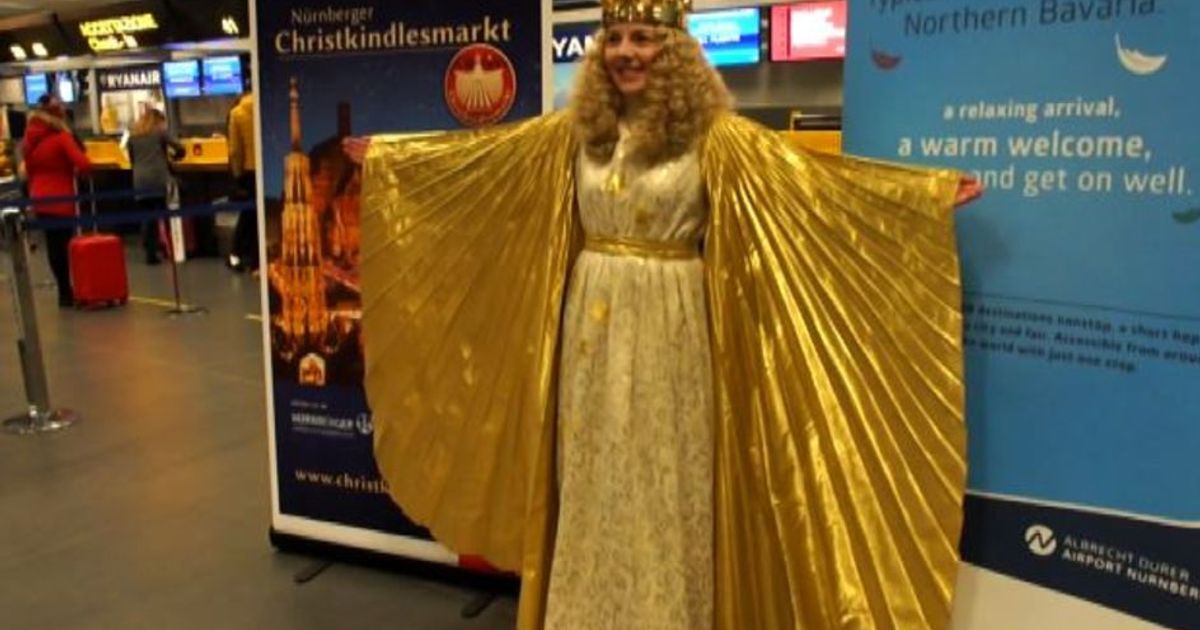 L8217angelo di Natale di Norimberga all8217aeroporto di Bergamo