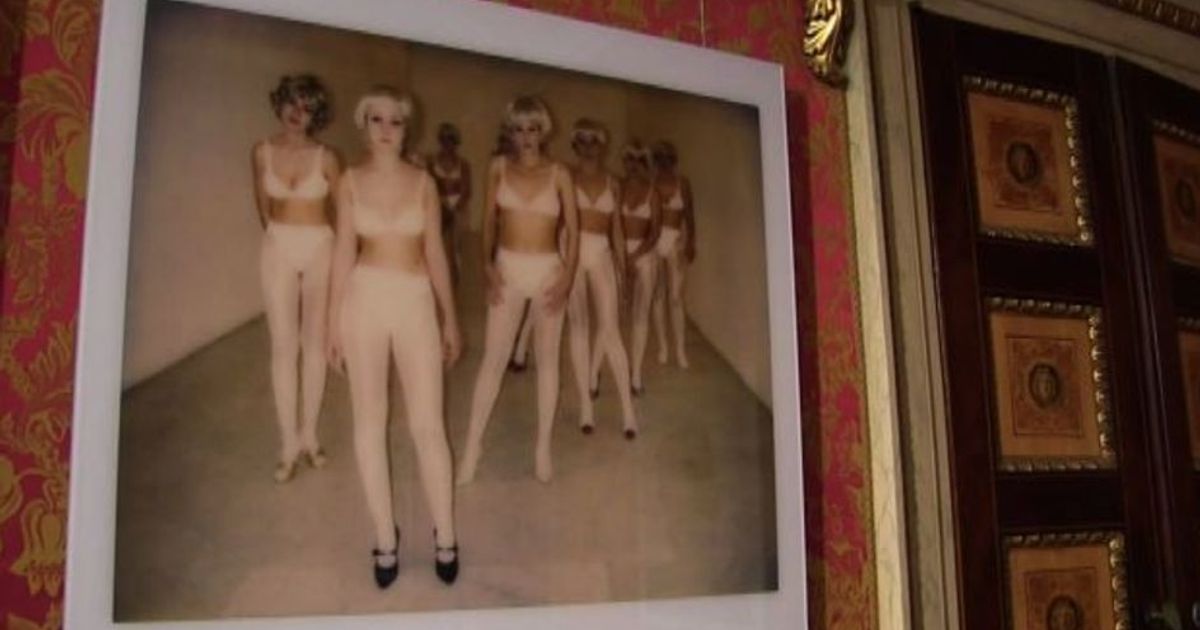 L’ambiguità delle Polaroid di Vanessa Beecroft a Palazzo Reale