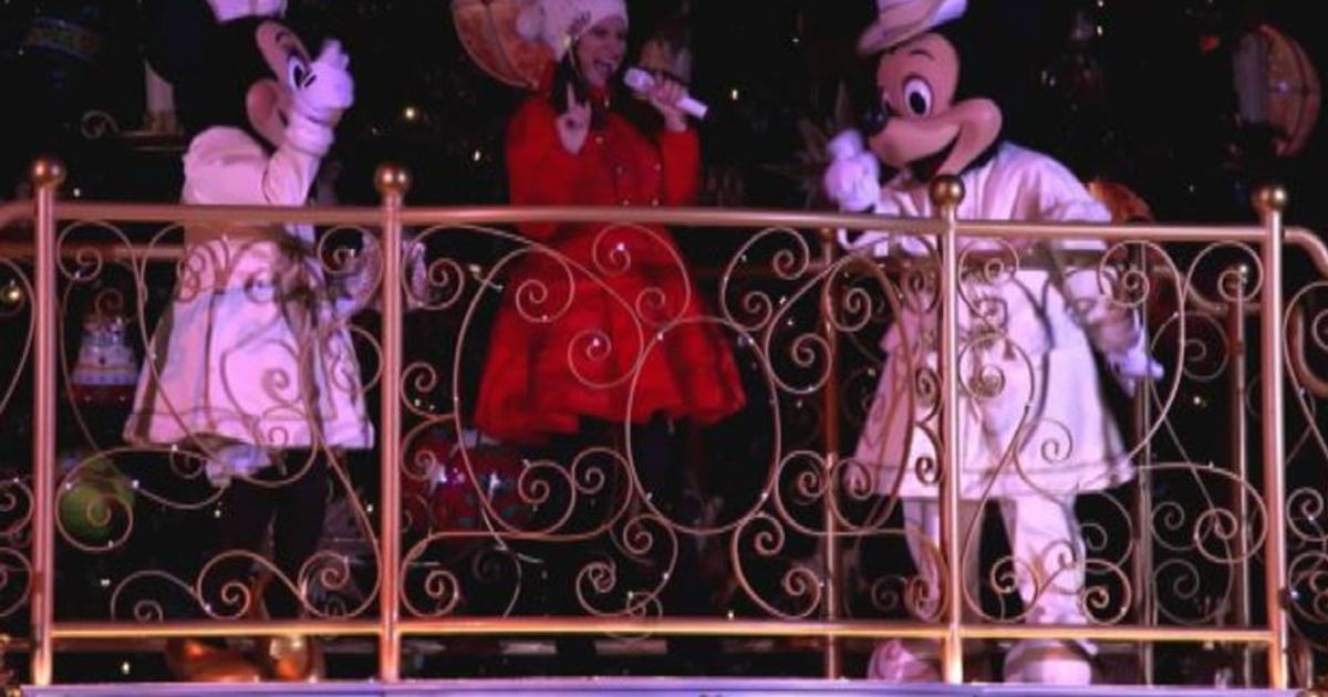 Pausini accende il Natale a Disneyland Paris con 8220Laura Xmas8221