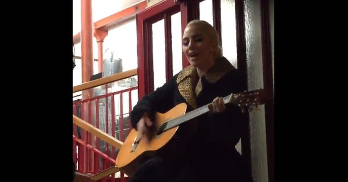 Lady Gaga canta insieme ai fan e li sorprende condividendo la clip