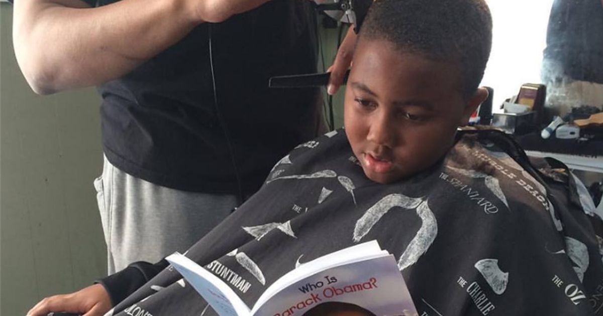 Il barbiere che ama la lettura e fa leggere i più piccoli