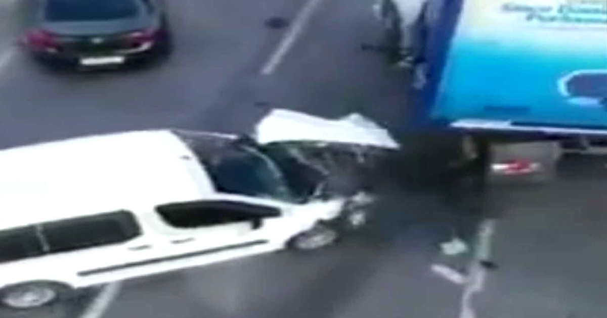La folle inversione del camion in autostrada
