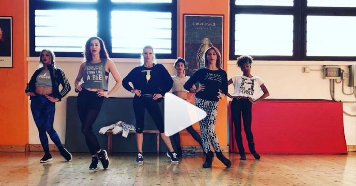 Michelle Hunziker sfila sinuosa con le sue “girls”