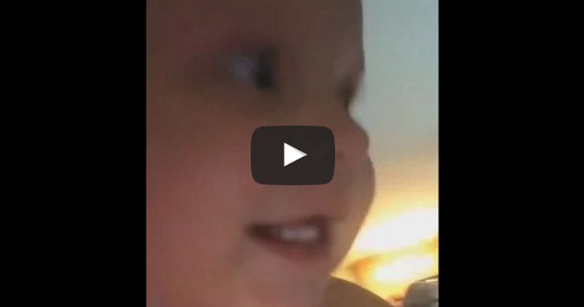 Il bambino corre via con il telefonino ma è accesa la videocamera