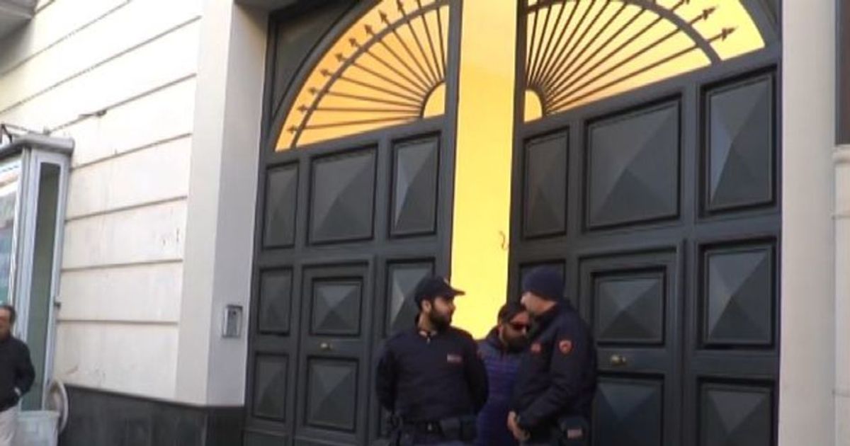 Strage nel Napoletano, 50enne uccide moglie e figlio e s’impicca