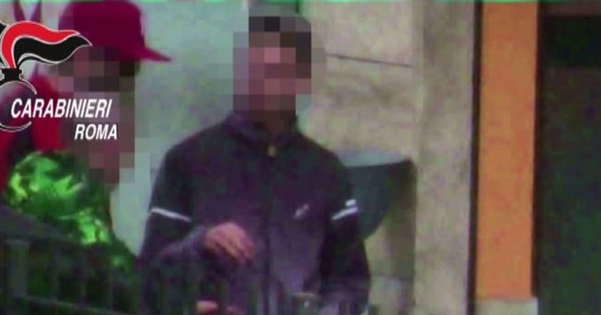 Roma, spacciavano droga a minori e picchiavano chi non pagava