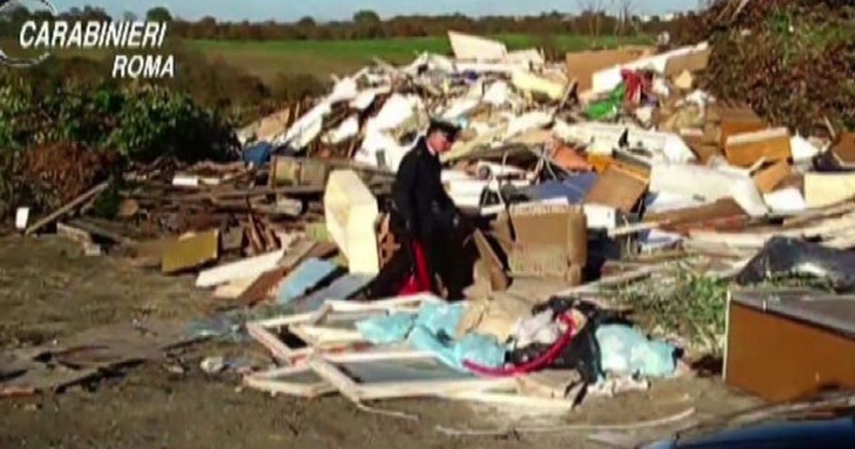 Eternit e materassi: denunciato un romano per sversamento rifiuti